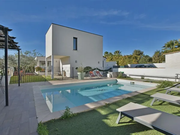 Villa P9 d'env. 167m2 avec studio et bureau indépendant, pis