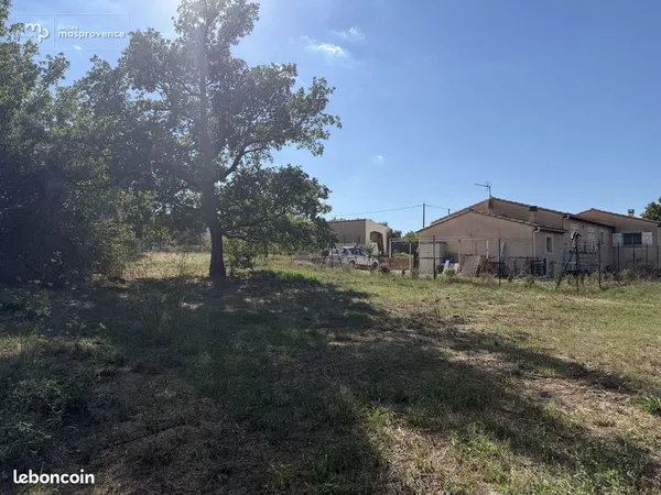 Terrain à bâtir de 2122 m² à SAINT-MAXIMIN-LA-SAINTE-BAUME (83)
