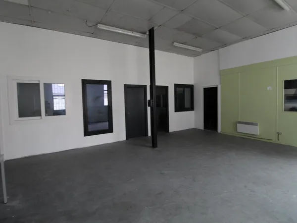 Local professionnel 300 m² avec bureaux et stockage