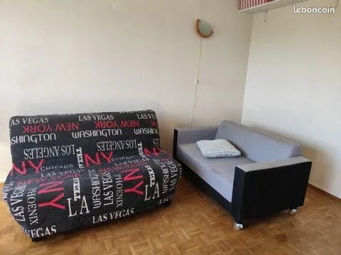 Studio meublé refait parfait pour étudiant