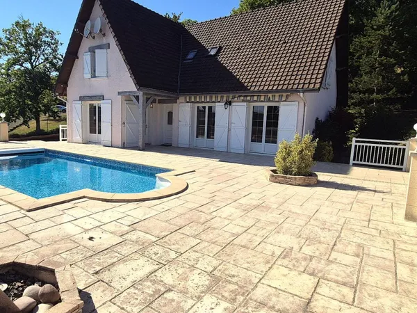 Belle Propriété Contemporaine ou Superbe Villa de 166 m² entièrement rénovée avec sa Piscine sécuris