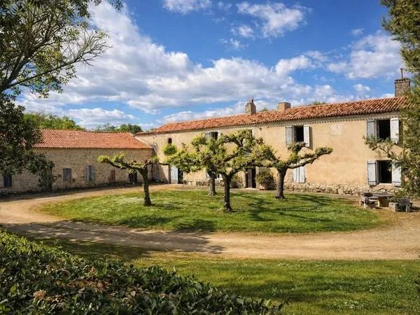 Domaine de caractère sur 15 hectares aux portes du Gers