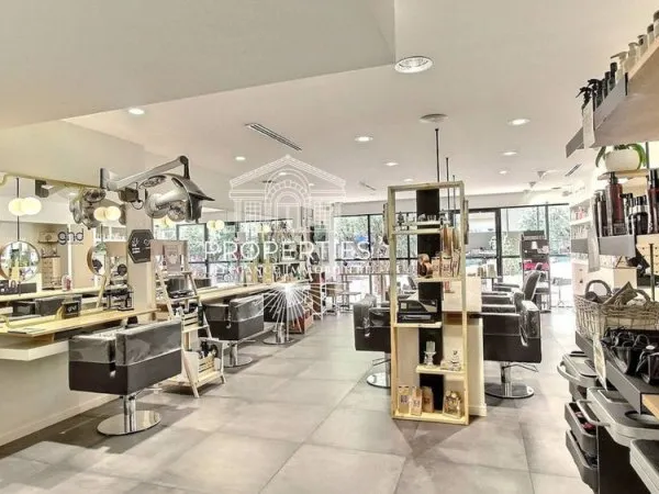 LE LAVANDOU - CENTRE-VILLE - FDC SALON DE COIFFURE- EMPLACEMENT N°1
