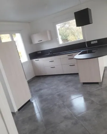 A louer secteur pleyben jolie petite maison