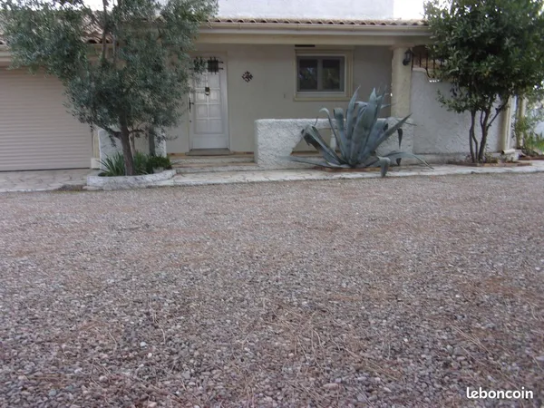 Maison · 606 m² · 6 pièces, garage