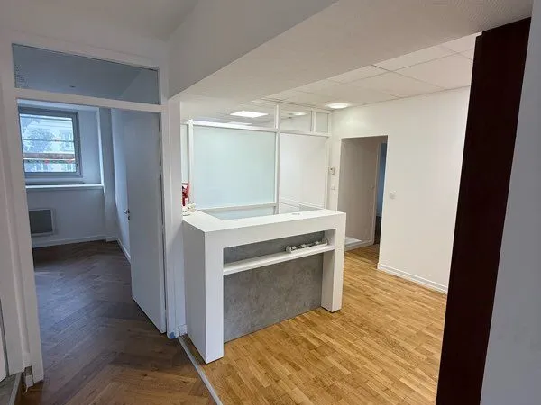À LOUER - Bureau professionnel de 12 m² - 675 /mois, charges comprises - Rennes, rue Saint-Hélier