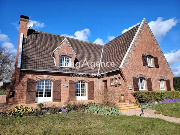 Maison familiale spacieuse avec beau jardin