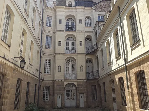 Charmant T1 de 44 m2 au calme sur cour dans copropriété historique, idéal investisseur ou profession