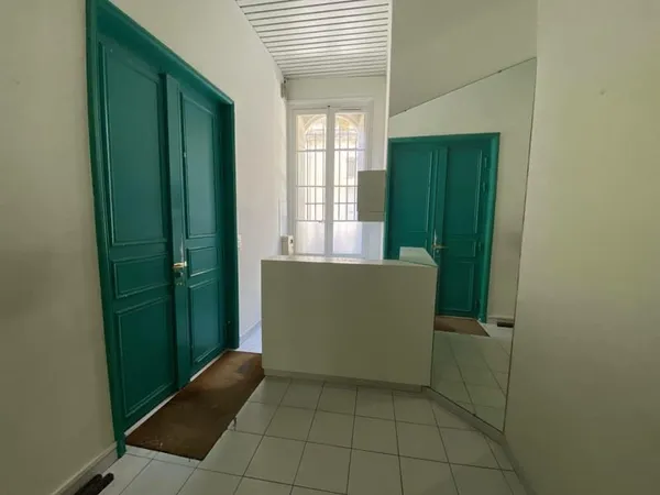 NIMES-COUPOLE. En RDC d'un immeuble bourgeois, bureaux d'une