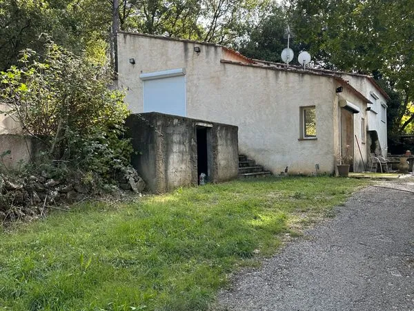 Vends maison individuelle avec 1000 m2 de terrain et bassin 27 m2