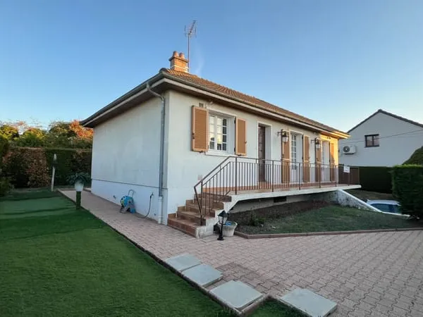 PAVILLON SUR SOUS-SOL ET JARDIN.