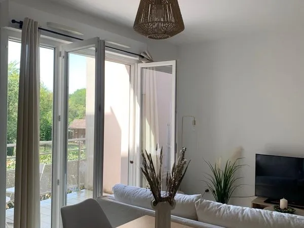 🇨🇭 à louer : studio meublé avec balcon et parking, au bord de la frontière suisse