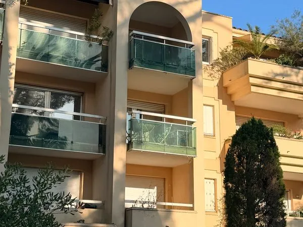 Location grand studio 30m² Montpellier parc et piscine