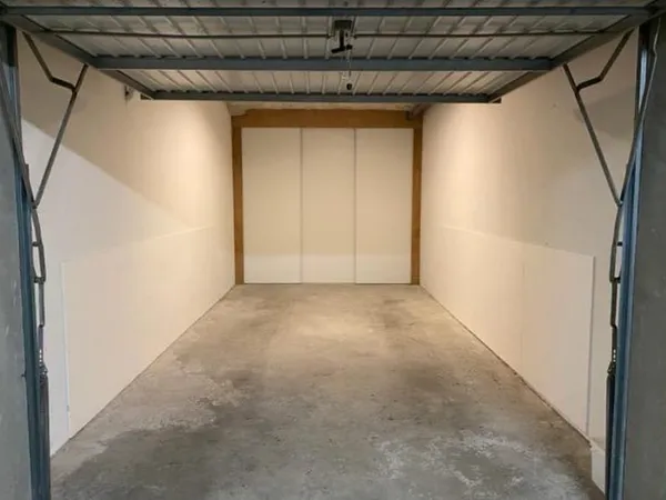 Garage situé en sous-sol - Résidence paisible et sécurisée AMBILLY