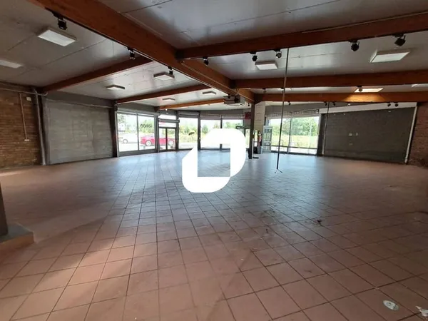 Local commercial 740 m²