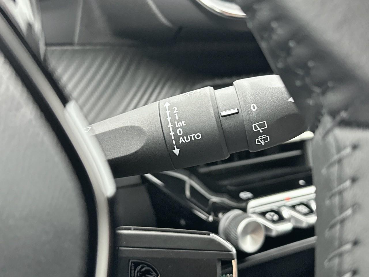 Peugeot 2008 hybrid 110 e-dcs6 allure — photo 18