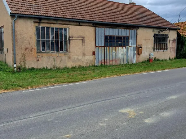 Jolie garage situé dans un petit village