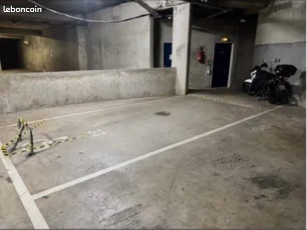 Grande place de parking PMR gare de Brunoy