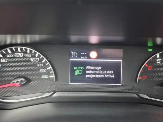 Peugeot 2008 1.2 puretech 100ch s&amp;s active pack — photo 19