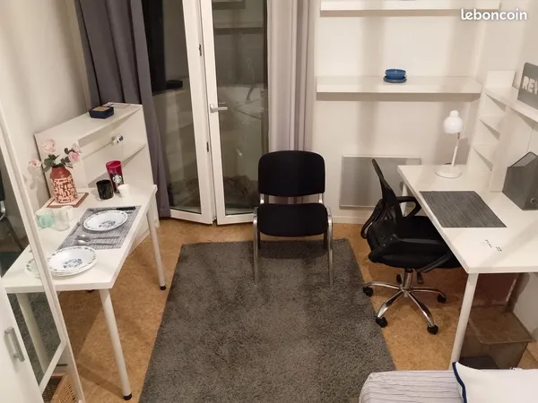 Particulier loue: STUDIO 21M2,équipé,1er étage , à L'Est , à étudiant-e avec parking au 99,Rte. De N