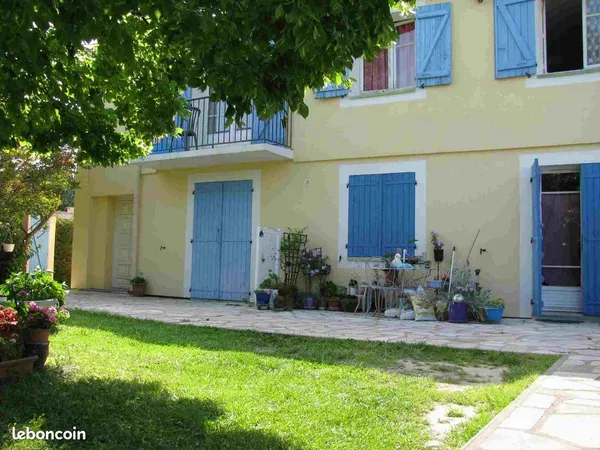 Dans villa avec accès salle d'eau et coin cuisine Chambre à louer. Nimes Rodilhan