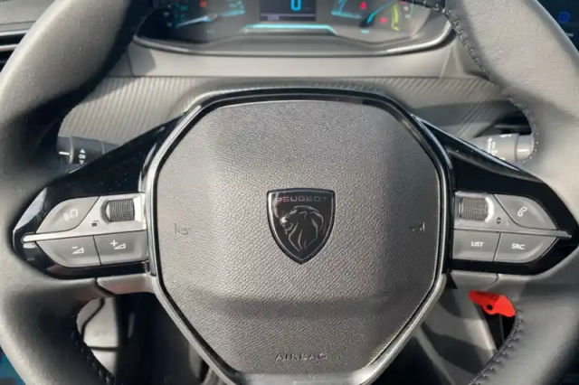 Peugeot 2008 hybrid 145 e-dcs6 — photo 19