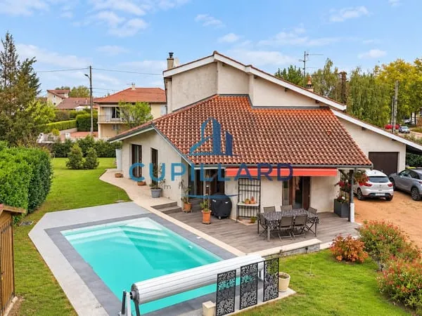 RIORGES - EXCLUSIVITE - Maison d'architecte avec piscine.