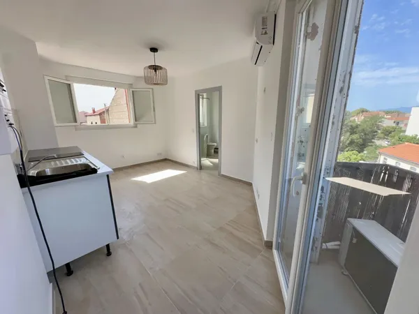 Studio rénové, 3 ieme étage, sur 4 secteur St Martin
