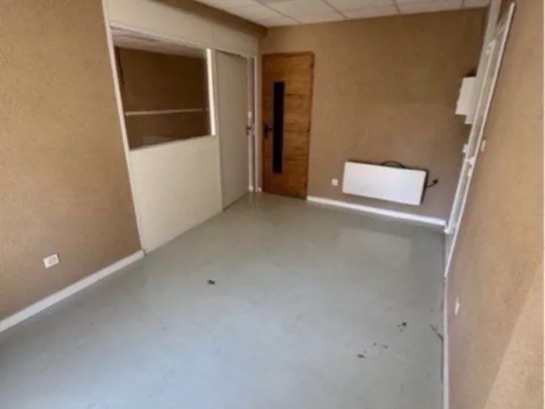 Local, atelier, Bureau 45 m² - Sallènoves - 400 /mois charges comprises