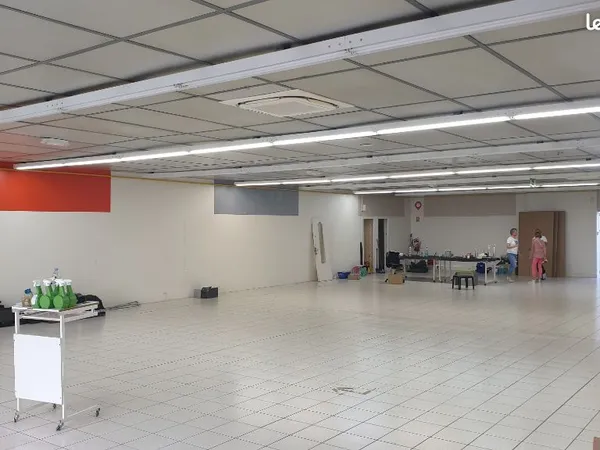 Local commercial 1200 m² SAINT YRIEIX LA PERCHE