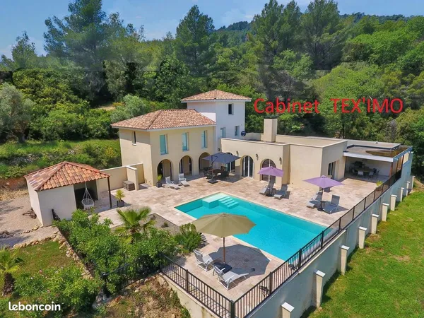 Villa d'architecte atypique en Provence sur grand terrain avec vue dominante