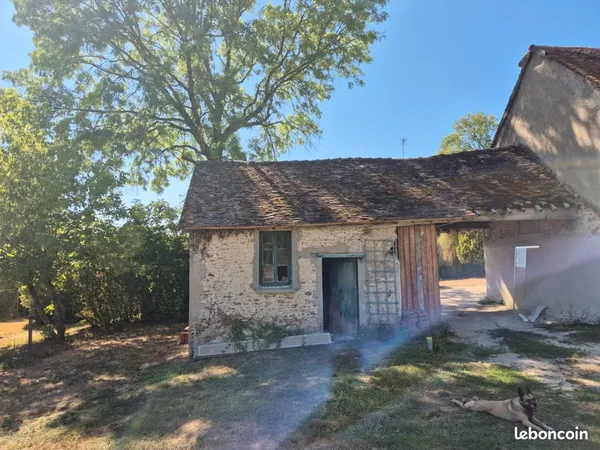 Terrain et petit bâtiment