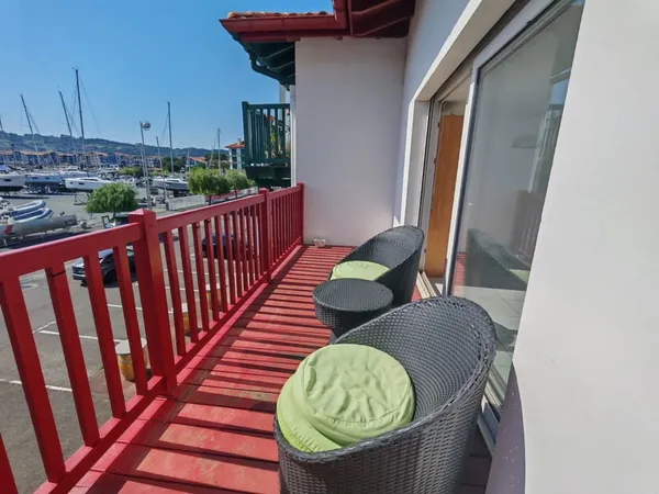 Hendaye, Floride T2 Bis stationnement et terrasse