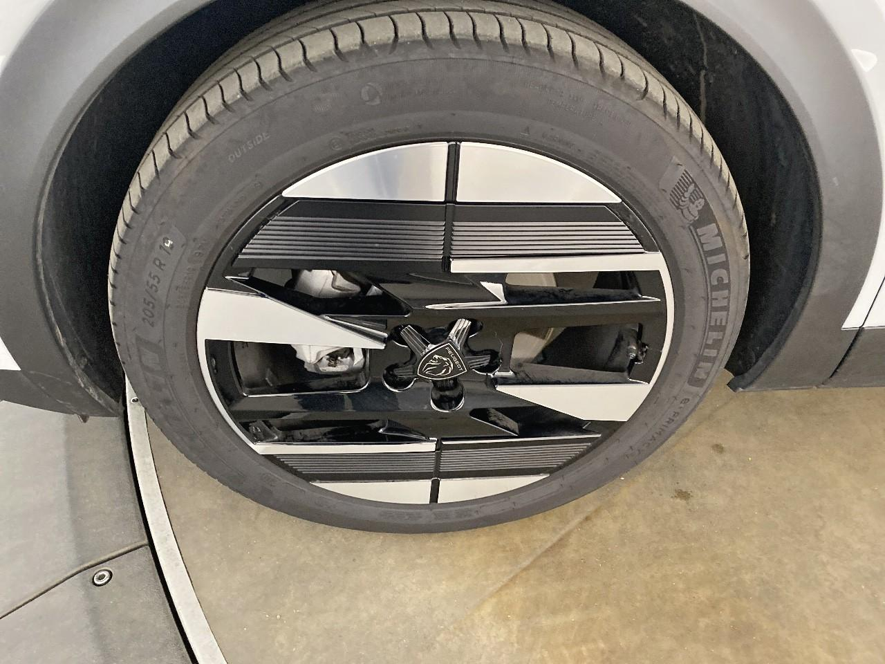 Peugeot 408 hybrid 145 e-dcs6 gt — photo 11