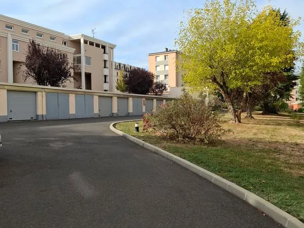 GARAGE 16 m² - RECHARGE ELECTRIQUE + MEZZANINE + RANGEMENTS + IRVE