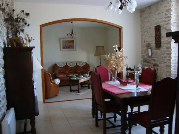 APPARTEMENT AU 1er ÉTAGE D'UNE MAISON DE VILLAGE EN PIERRE