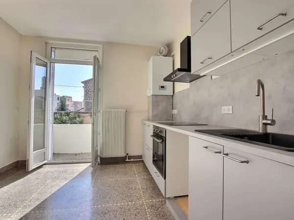 Les Salins - T3 RENOVE AVEC GARAGE ET BALCON