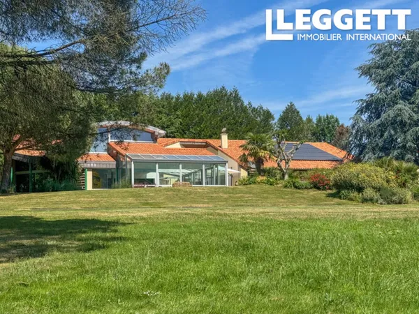 Propriété d?exception en bord d?étang privé avec piscine intérieure, spa et parc de 13 000 m²