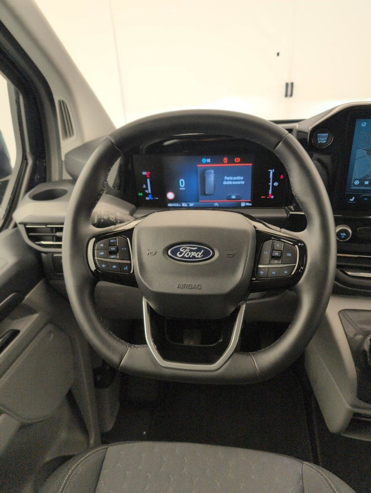 Ford Tourneo Custom — photo 11