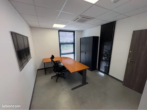 Bureau à louer dans local commercial