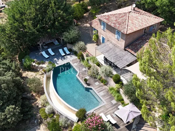 Carcès, élégante bastide provençale, vue panoramique, piscine à débordement