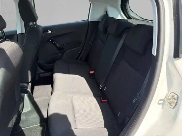 Peugeot 208 puretech 82ch s&amp;s bvm5 — photo 12