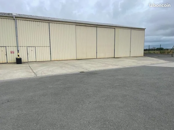 Hangar grande surface Bourguébus, sud de Caen