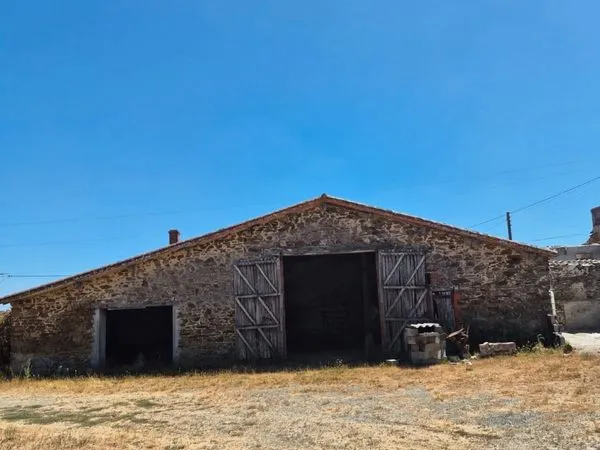 Maison en pierres à rénover (~200 m²) + CU extension accordé (75 m²) + Hangar (500 m²) + Bâtiment 1 