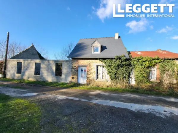 Petite maison en pierres à rénover au bord d'un village avec quelques commerces proche de Mortain.