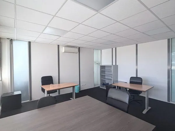 Bureau 30 m² - Villeurbanne / Roger Salengro - Meublé + Internet