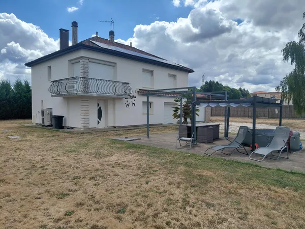 Maison d'environ 155 m2 entièrement rénovée avec garage isolé attenant de 50 m2 sur un terrain d'env