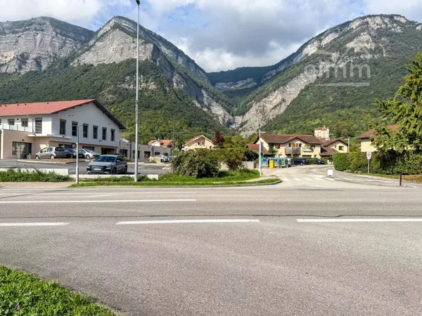LOCAL COMMERCIAL - 200m² - VISIBILITE - PARKING