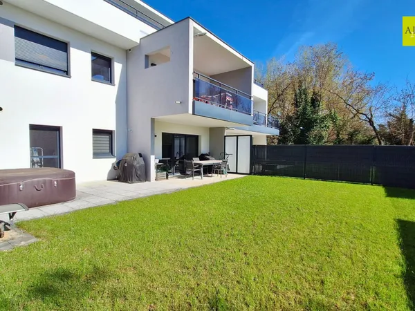 Appartement lumineux en rez-de-jardin avec grand extérieur e