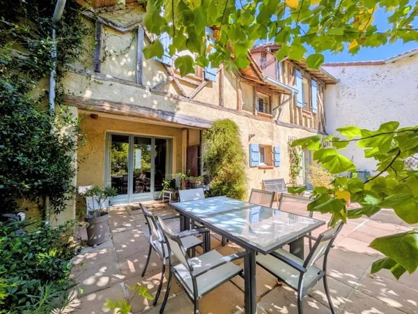 Charmante maison en pierre rénovée avec jardin arboré, au coeur du village